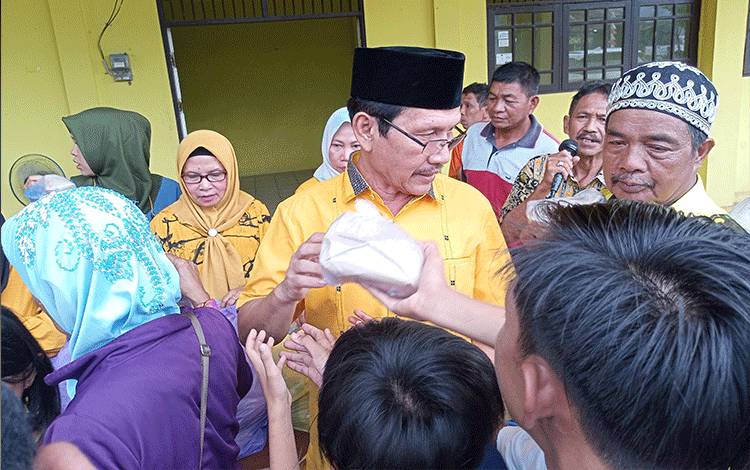 Partai Golkar Barito Timur Bagikan 500 Paket Berbuka Puasa di Tamiang Layang