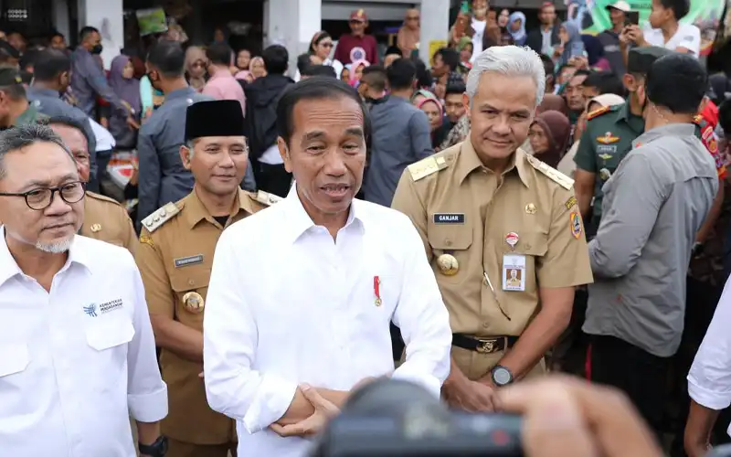 Momen Kemesraan Jokowi dan Ganjar Saat Tinjau Pasar di Boyolali