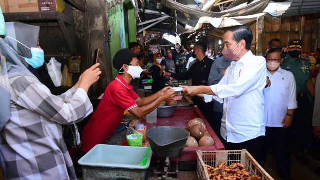 Jokowi Blusukan Pasar Sambonggede dan Bagi-bagi Bansos