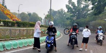Kabut Asap Mulai Muncul, Dinkes Kapuas Bagikan Masker ke Pengendara