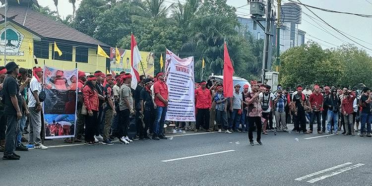 Aliansi Masyarakat Dayak Peduli Bangkal Gelar Aksi di Mapolda Kalteng