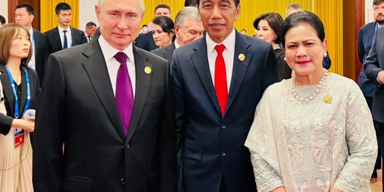 Jokowi Berbincang dan Foto Bersama Putin di China