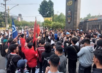 Ratusan Mahasiswa Geruduk Mapolda Kalteng Tuntut Kapolda Kalteng dan Kapolres Seruyan Dicopot