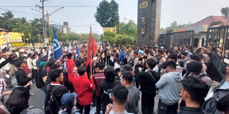 Ratusan Mahasiswa Geruduk Mapolda Kalteng Tuntut Kapolda Kalteng dan Kapolres Seruyan Dicopot
