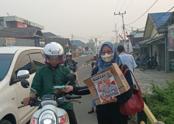 Kabut Asap Kembali Melanda, Relawan Ganjar Bersama Kalteng Barito Selatan Bagikan Masker