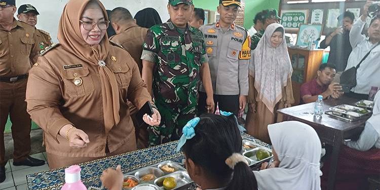 Program Makan Bergizi Gratis Perdana Dilaksanakan di Kotawaringin Timur